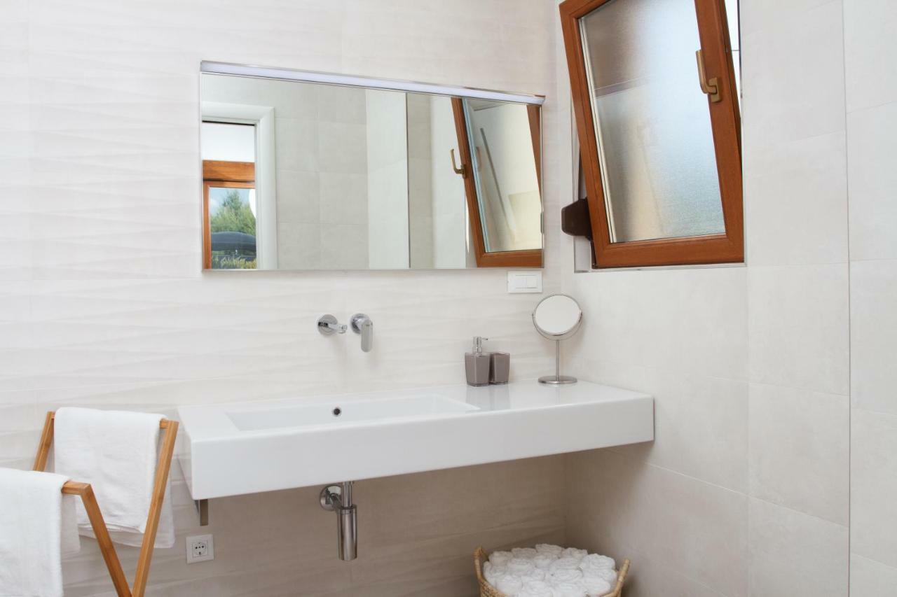 Luxury Poolside Villa Slatine Extérieur photo