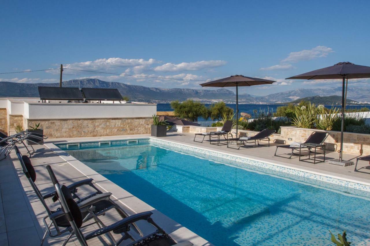 Luxury Poolside Villa Slatine Extérieur photo