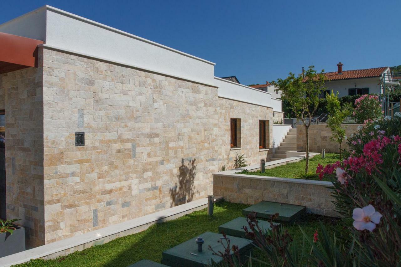 Luxury Poolside Villa Slatine Extérieur photo