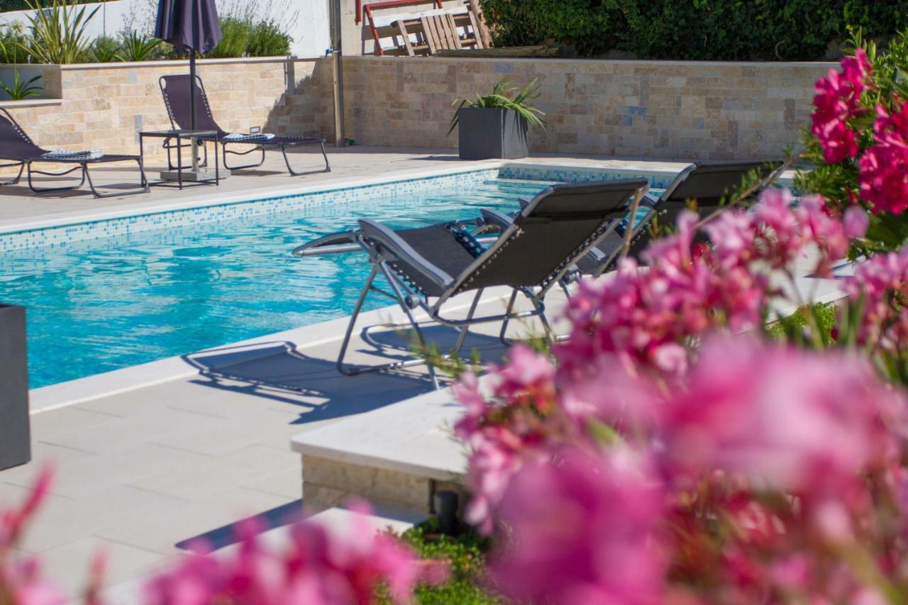 Luxury Poolside Villa Slatine Extérieur photo