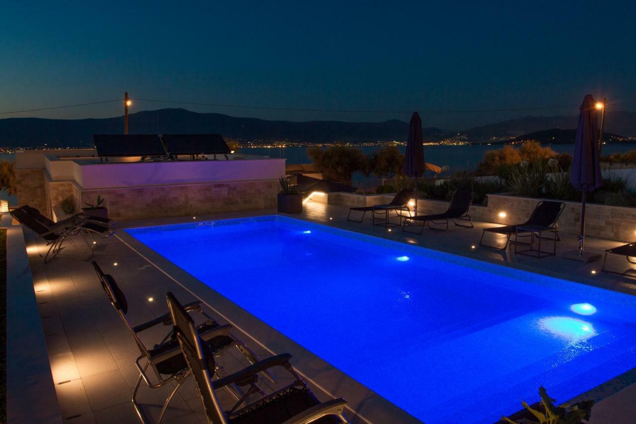 Luxury Poolside Villa Slatine Extérieur photo